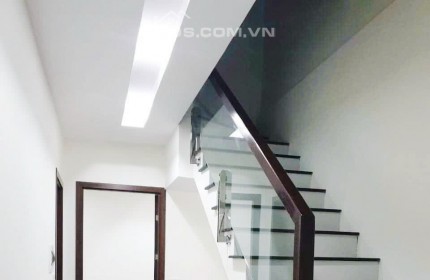 Bán gấp nhà Phố Chùa Láng, Đống Đa 2 thoáng, Ô tô tránh, Gần Hồ 61m² 4 tầng MT 4,2m 10.5 tỷ.